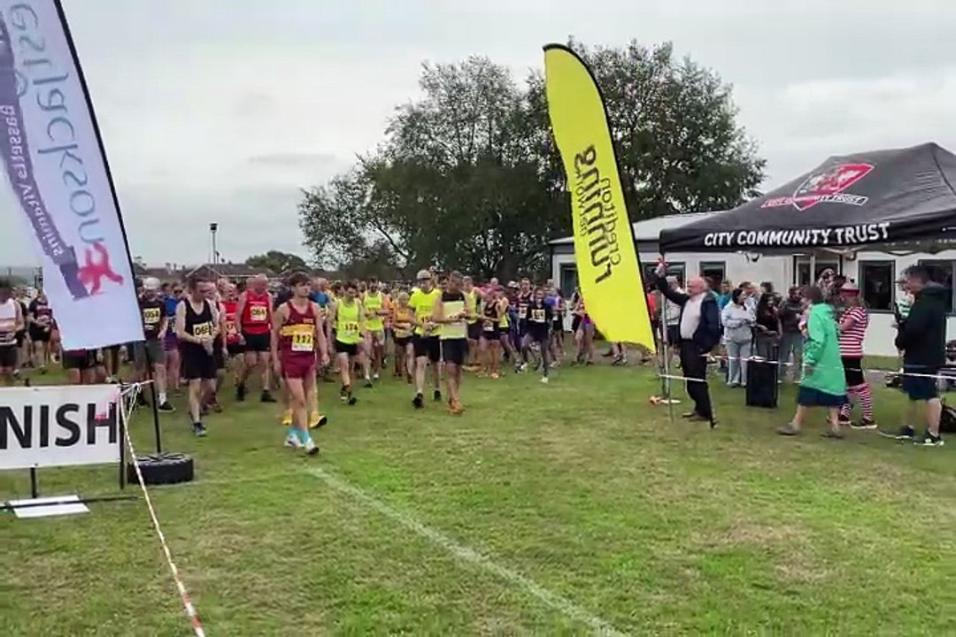 Runners cross the start line of the Crediton Crunch 10k (Will Goddard, Crediton Courier)