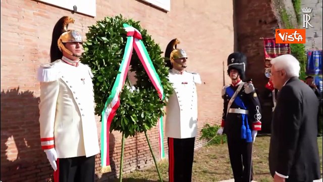 Mattarella depone due corone d alloro a Porta San Paolo e al Parco della Resistenza