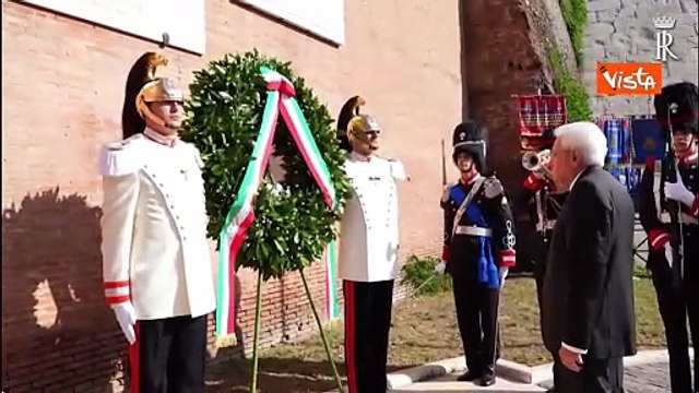Mattarella depone due corone d alloro a Porta San Paolo e al Parco della Resistenza