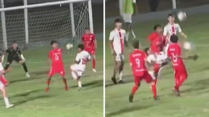 Gol assurdo in Brasile: palleggi tra i difensori e rovesciata all'incrocio
