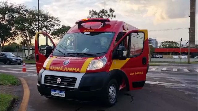 Colisão entre carro e moto deixa pessoa ferida na Avenida Tancredo Neves