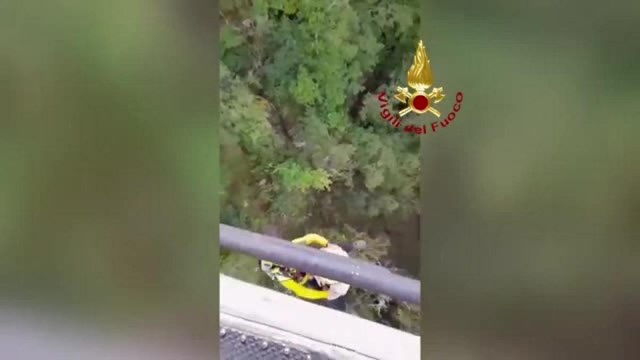 Bagno di Romagna, escursionista scivola sul pendio: il video del salvataggio dei vigili del fuoco
