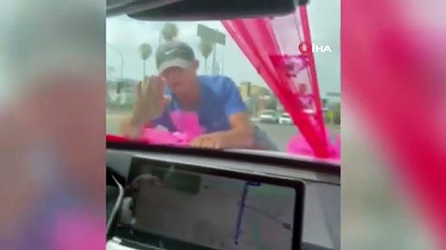 Trafikte akılalmaz anlar... Gelin ve damat neye uğradığını şaşırdı