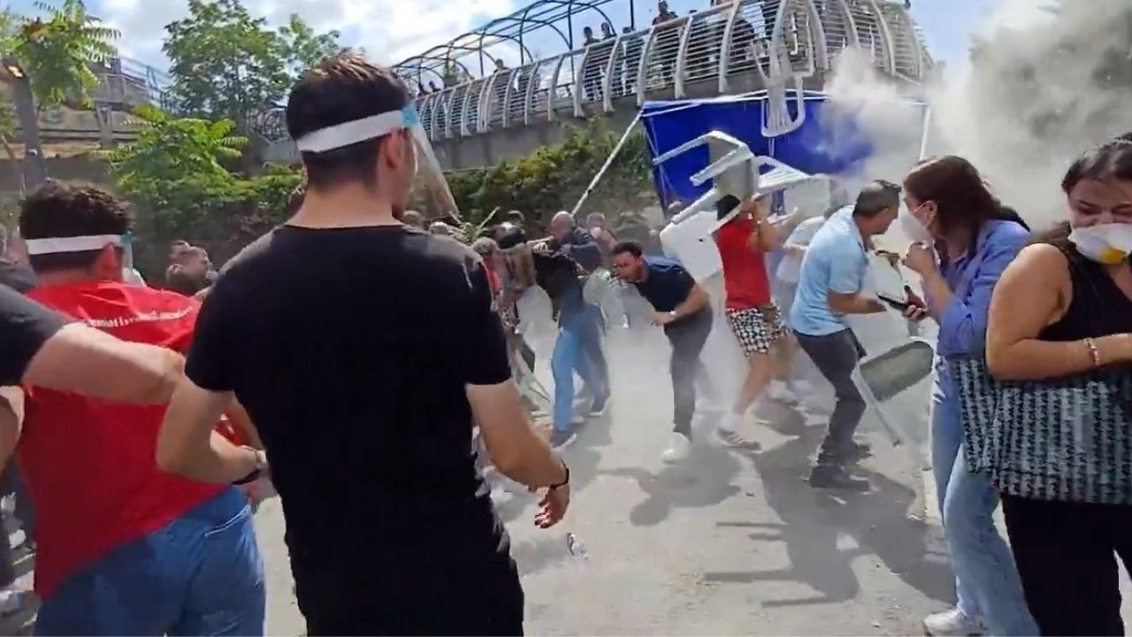 CHP İstanbul İl Başkanlığına kayyım olarak atanan Gürsel Tekin, polis eşliğinde binaya girdi: Gaz ve göz yaşartıcı sıvı kullanıldı!