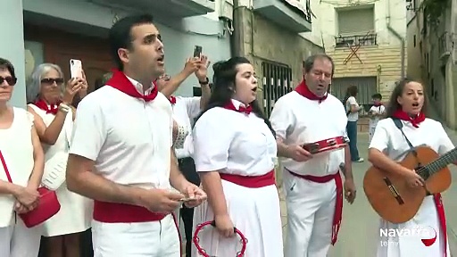 Andosilla arropa a la Virgen de la Cerca