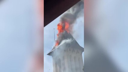 Incendio a Rocca Priora, brucia il campanile di una chiesa: le immagini delle fiamme e la paura tra i cittadini