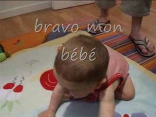 Maël marche avec papa