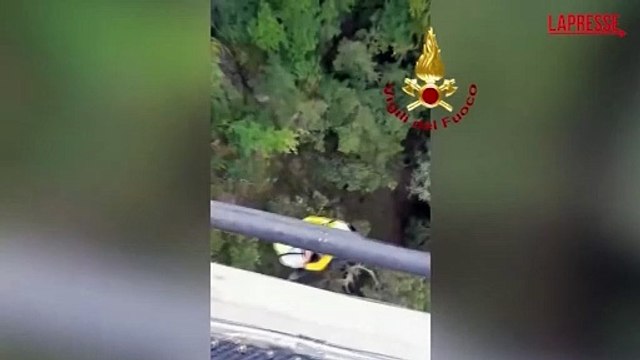 Forl?-Cesena, uomo finisce in un dirupo: il salvataggio dei vigili del fuoco