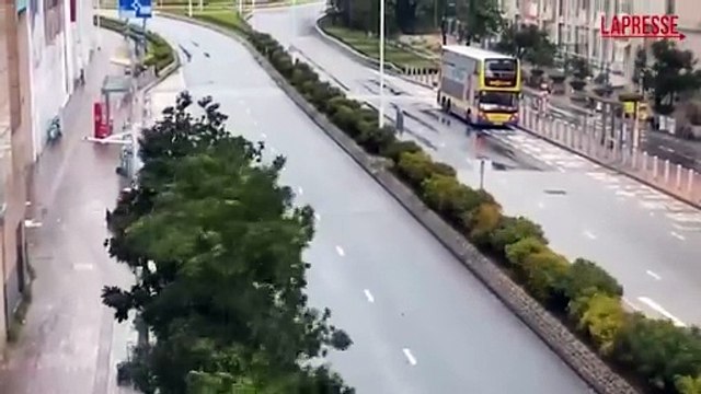 Hong Kong, arriva la tempesta tropicale Tapah: piogge torrenziali e forti raffiche di vento