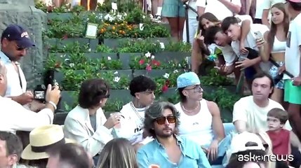 Tony Effe a Capri, teenager e giovanissimi in delirio in Piazzetta