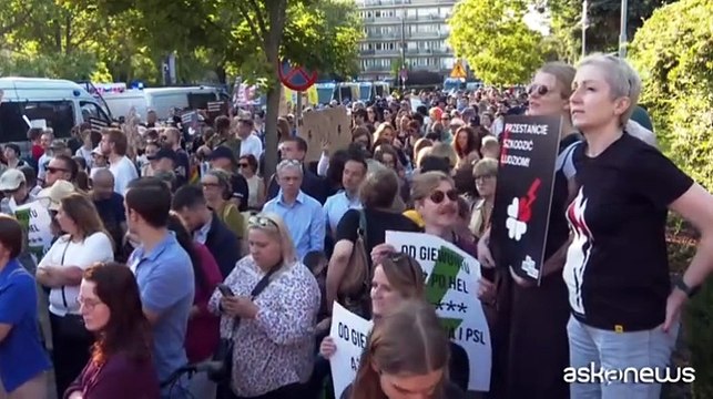 Polonia, in migliaia protestano a Varsavia per il diritto all'aborto