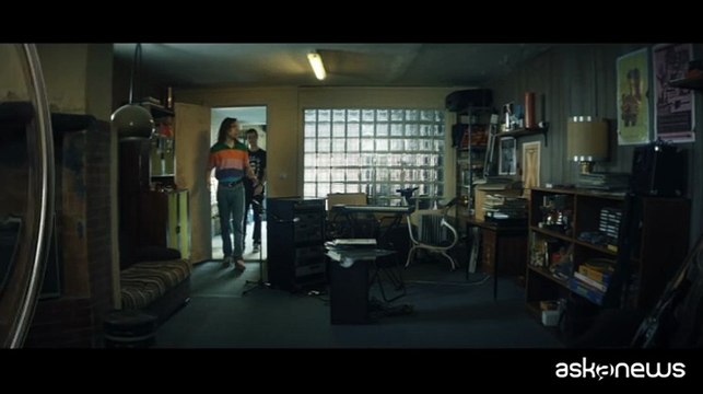 Max Pezzali incontra il suo l'alter ego, arriva Hanno ucciso l'Uomo Ragno