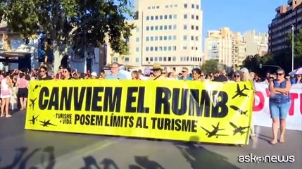 A Maiorca sono stanchi del turismo di massa: in 20mila scendono in piazza