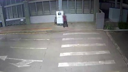 Ataque de fúria: homem soca e chuta carregador de ônibus elétrico no Terminal Leste