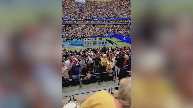 Trump firma y regala gorras MAGA a aficionados en el US Open