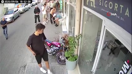 Kontrolden çıkan motosiklet sürücüsü iş yerine girdi! O anlar kamerada
