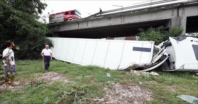 Ostellato, camion sfonda guard rail e precipita dal ponte