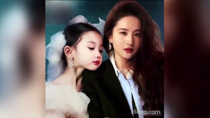 Il "viaggio nel tempo" delle star di Hollywood: incontrano il loro sé passato e futuro grazie all'IA