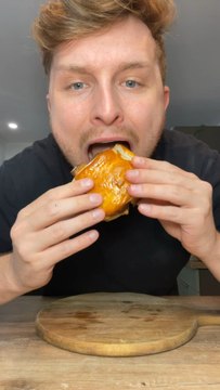 Un pain au chocolatine 100 % fait maison 😍✨ Et le meilleur, c’est que tu peux mettre ce que tu veux à l’intérieur ! 😱🔥Moi, j’ai mis du Kinder Maxi et du Kinder Bueno White 💪✨ Et toi, tu aurais mis quoi dedans ? 🍫🥐