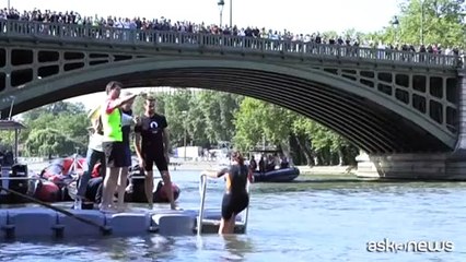 Aspettando le Olimpiadi di Parigi 2024, la sindaca Anne Hidalgo fa il bagno nella Senna