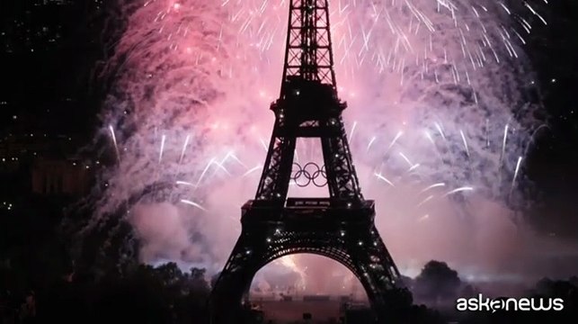 Parigi, sontuosi fuochi d'artificio per il 235esimo anniversario della presa della Bastiglia