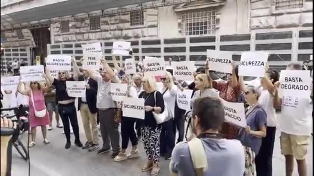 Firenze, presidio davanti alla prefettura del Comitato San Jacopino: «Basta risse e spaccate»