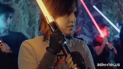 I fan di Star Wars si scontrano con le spade laser come Jedi