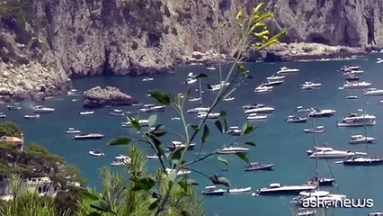 Capri, i Faraglioni diventano un maxi parcheggio per yacht di lusso