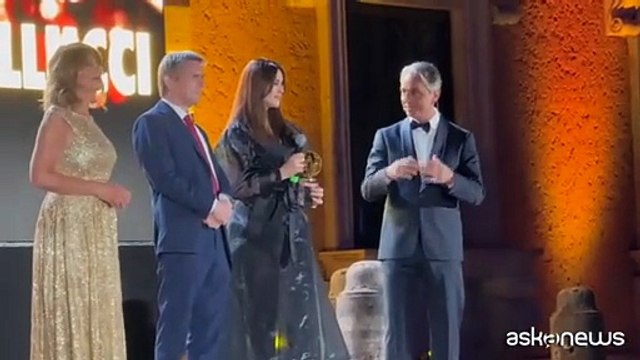 Monica Bellucci con Tim Burton al Globo d'oro. Trionfano Cortellesi e Garrone
