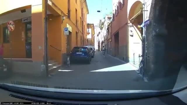 Bologna, tassista «eroe» insegue un borseggiatore e aiuta a recuperare la refurtiva