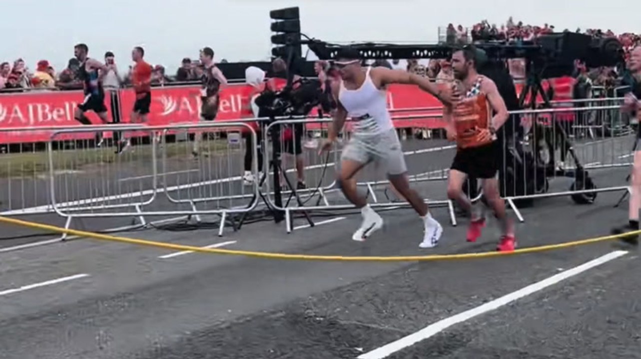 Tommy Fury appears to push past Great North Run...