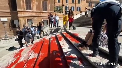 Vernice rossa sulla scalinata di Piazza di Spagna contro la violenza sulle donne