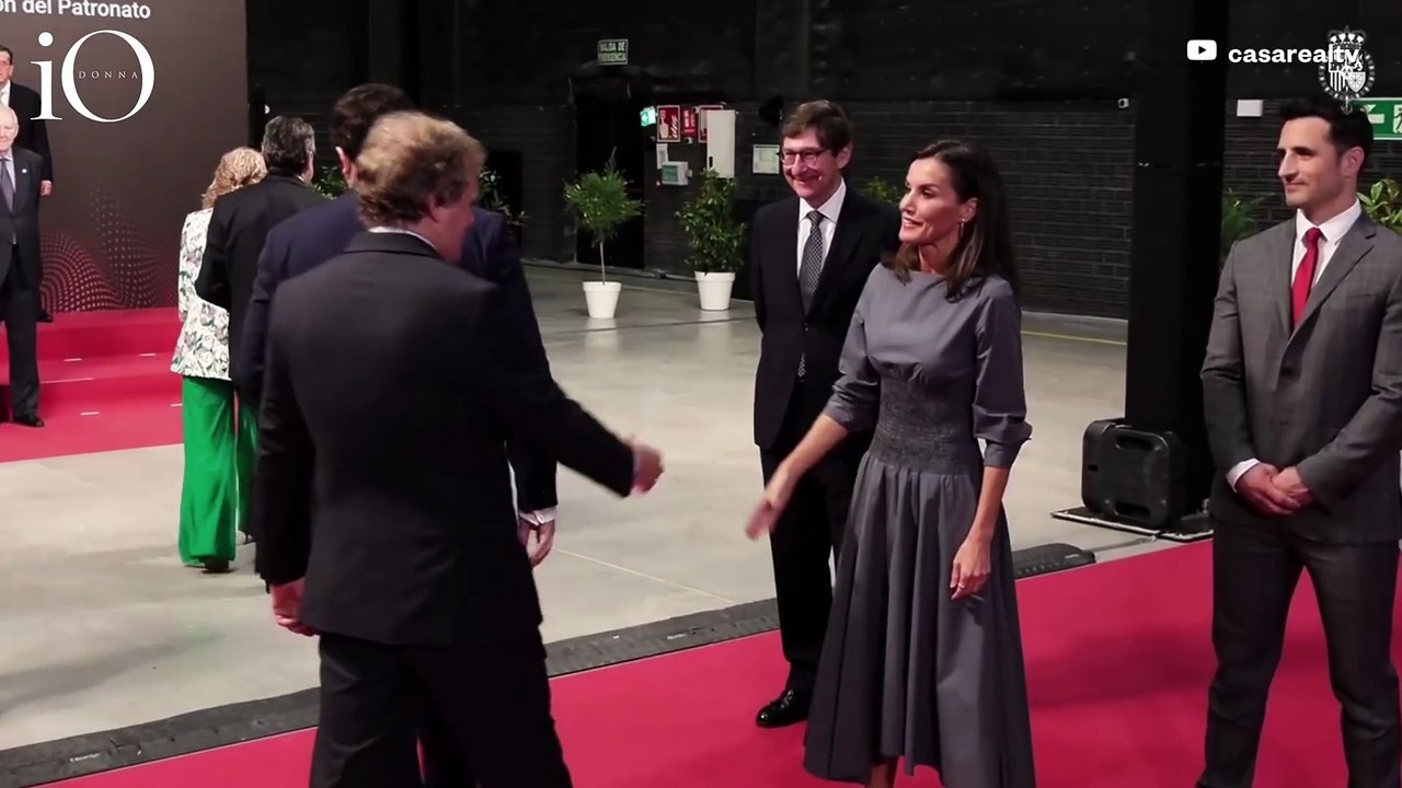 Abito con fascia elastica e sandali gioiello: Letizia di Spagna unisce stile e comodità