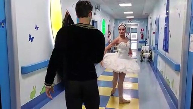 Roberto Bolle e Nicoletta Manni danzano per i bambini ricoverati al Buzzi di Milano