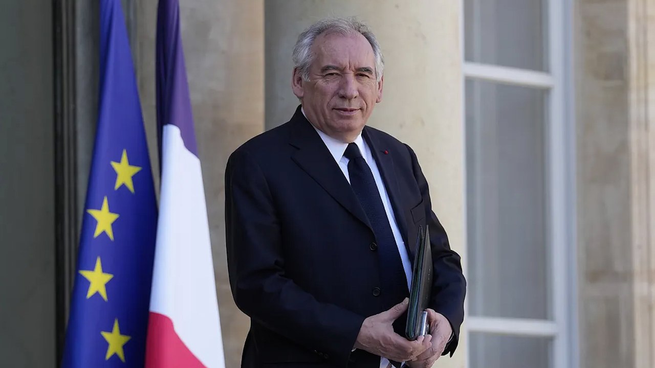 El Gobierno francés colapsa tras perder François Bayrou la moción de confianza