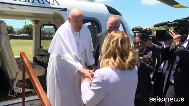 La prima volta di un Papa al G7. Lo scambio di battute divertito con Giorgia Meloni