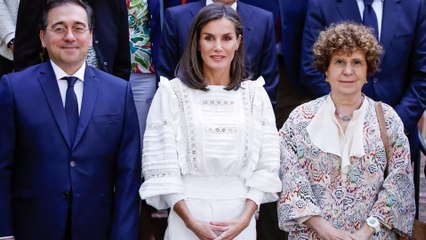 Letizia di Spagna, camicetta rètro e scarpe vegan: il total white che accontenta tutti