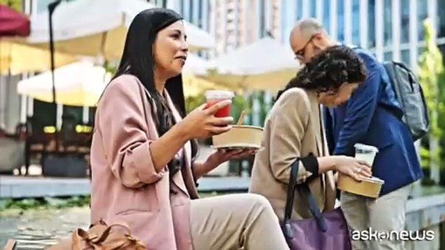 Pausa pranzo al lavoro, tanti la fanno ma pochi in modo sano