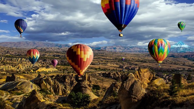 Colorful Hot Air Balloons in the Sky Stunning Aerial View Scenic Beauty