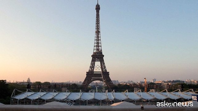 Olimpiadi di Parigi 2024: spuntano gli anelli olimpici sulla Torre Eiffel
