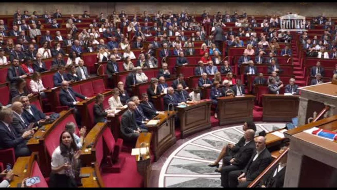 Francia, votata la sfiducia al governo di Francois Bayrou