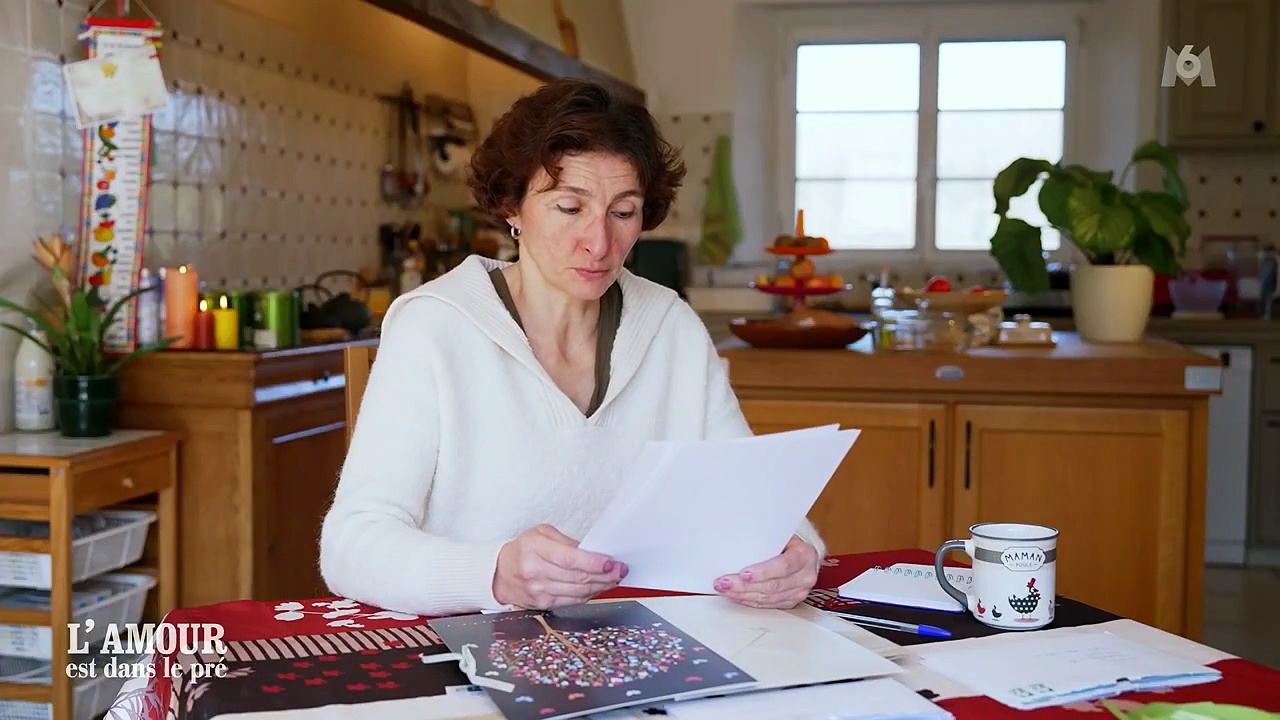 L'amour est dans le pré : un prétendant envoi une photo de lui sous la  douche...la prétendante part en fou rire (ZAP TV)