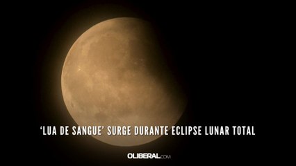 ‘Lua de sangue’ surge durante eclipse lunar total