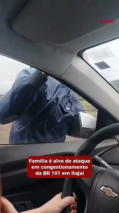 Homem se pendura em carro na BR 101
