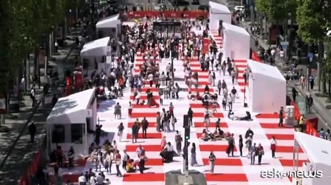 Parigi, enorme picnic per 4.000 per rilanciare gli Champs-Elysees