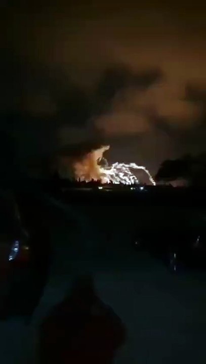 غارات إسرائيلية "عنيفة" حمص واللاذقية وتدمر استهدفت منشآت كبرى