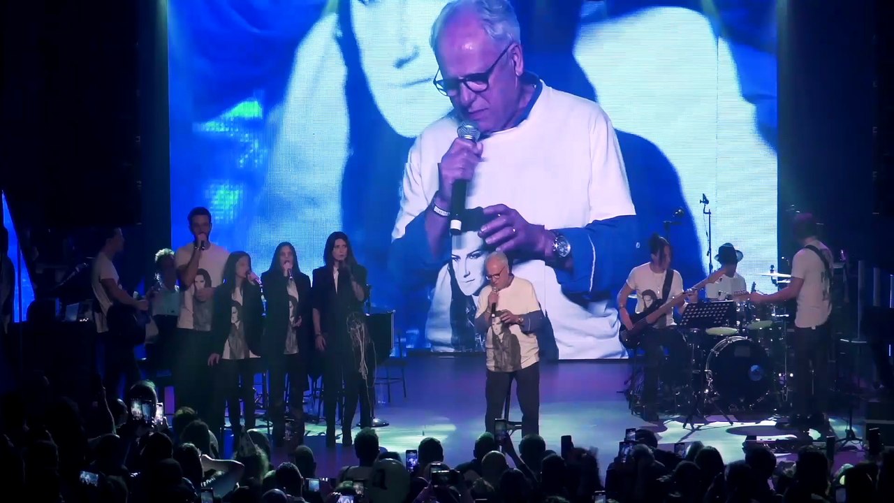 Laura Pausini, 50 anni in musica: grande festa con i fan e gli amici cantanti