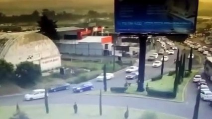 VÍDEO: Trem parte ônibus ao meio e deixa dez pessoas mortas