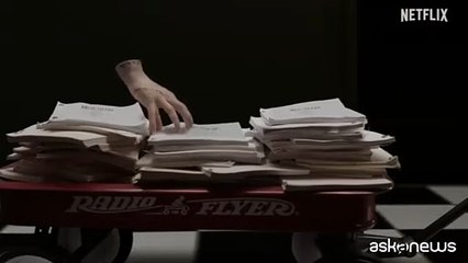 Iniziate le riprese di "Mercoledì 2": Mano consegna il copione al cast