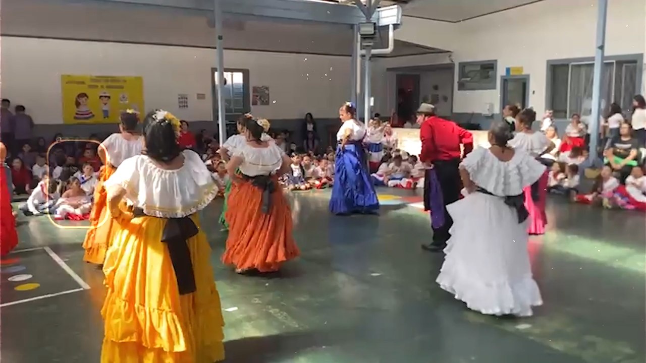 En Belén, este grupo de adultos mayores baila para sanar